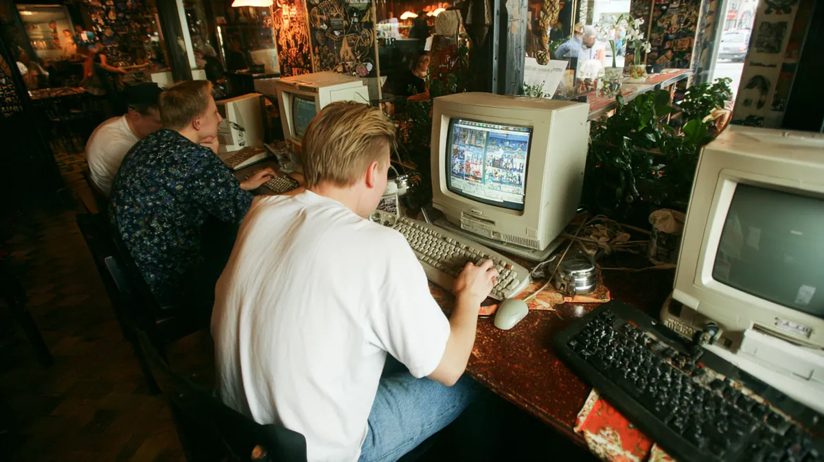 Internet Café Introduces €5 Fee to Look at Screens, Customers Unsure How to React